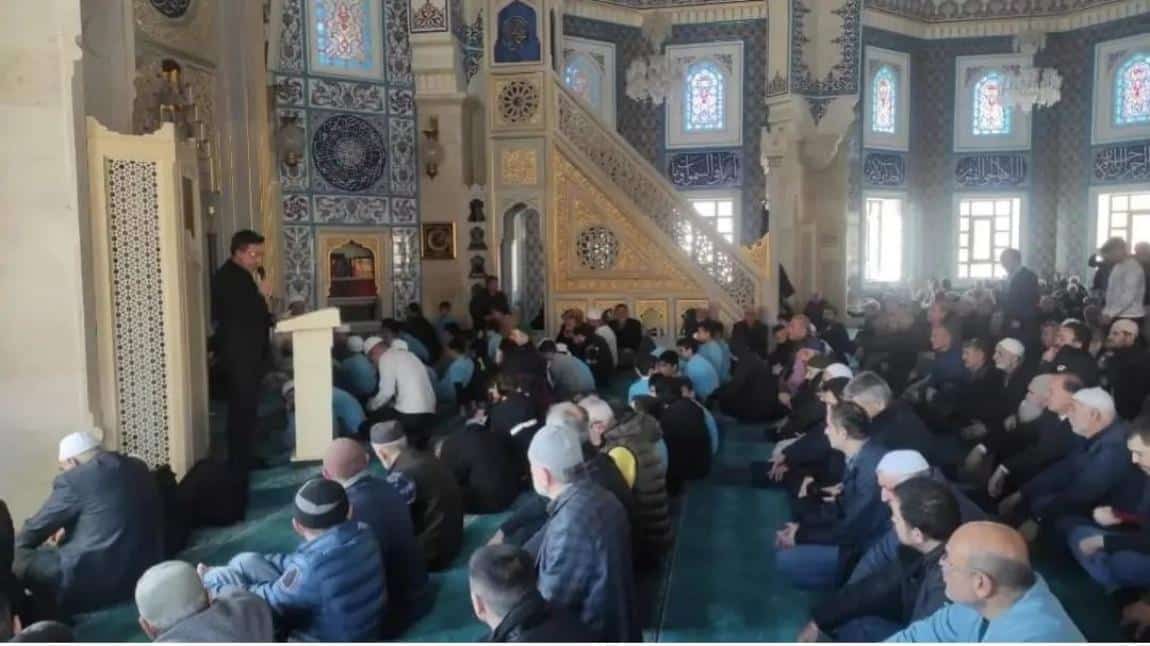 Öğrencilerimizle Cuma Namazını Seyit Nizam Camii'nde Kıldık 